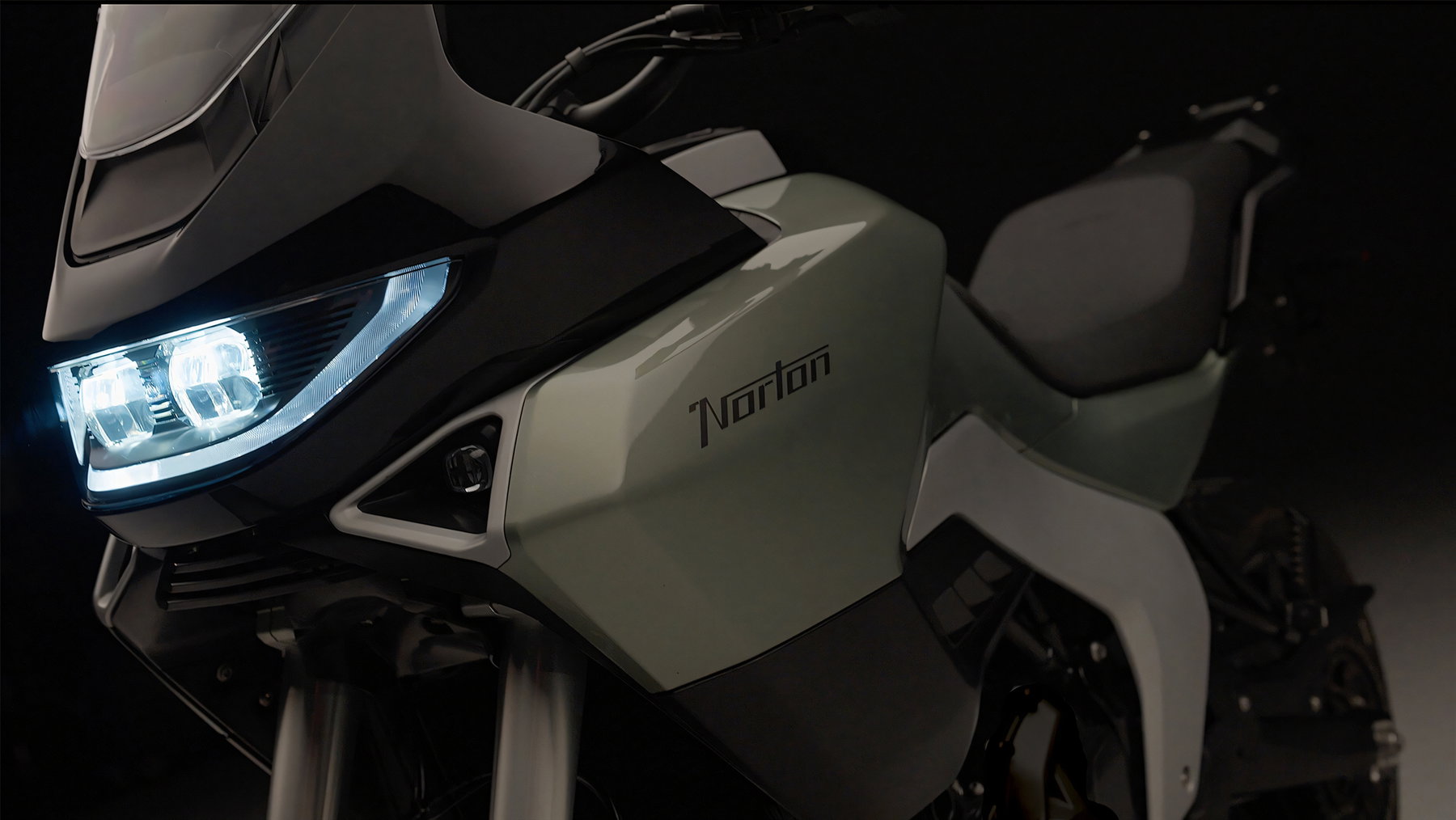 Norton Atlas und Atlas GT: Briten greifen in der Adventure-Mittelklasse an 5 Norton Atlas GT 2026 – Mittelklasse-Adventure-Tourer in Grün, vordere Dreiviertelansicht mit beleuchtetem LED-Scheinwerfer