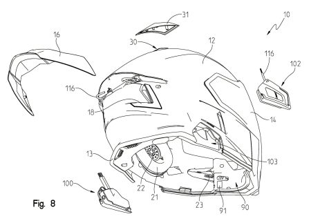 Polaris Smart-Helm Patent 2026 – Patentzeichnung Fig. 8 Explosionsdarstellung mit Helmschale, abnehmbarem Visier-Spoiler, Belüftungsöffnungen, Sensor-Pod mit Steckverbindung, Seitenpods mit Halterungen und Kinnbereich mit Lautsprecher