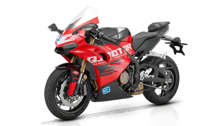 QJMotor SRK 800 RC 2026 – 3/4-Frontansicht im Studio vor weißem Hintergrund, rote Vollverkleidung mit schwarzen Akzenten, goldene Marzocchi-USD-Gabel, Brembo-Bremsanlage und Pirelli-Bereifung