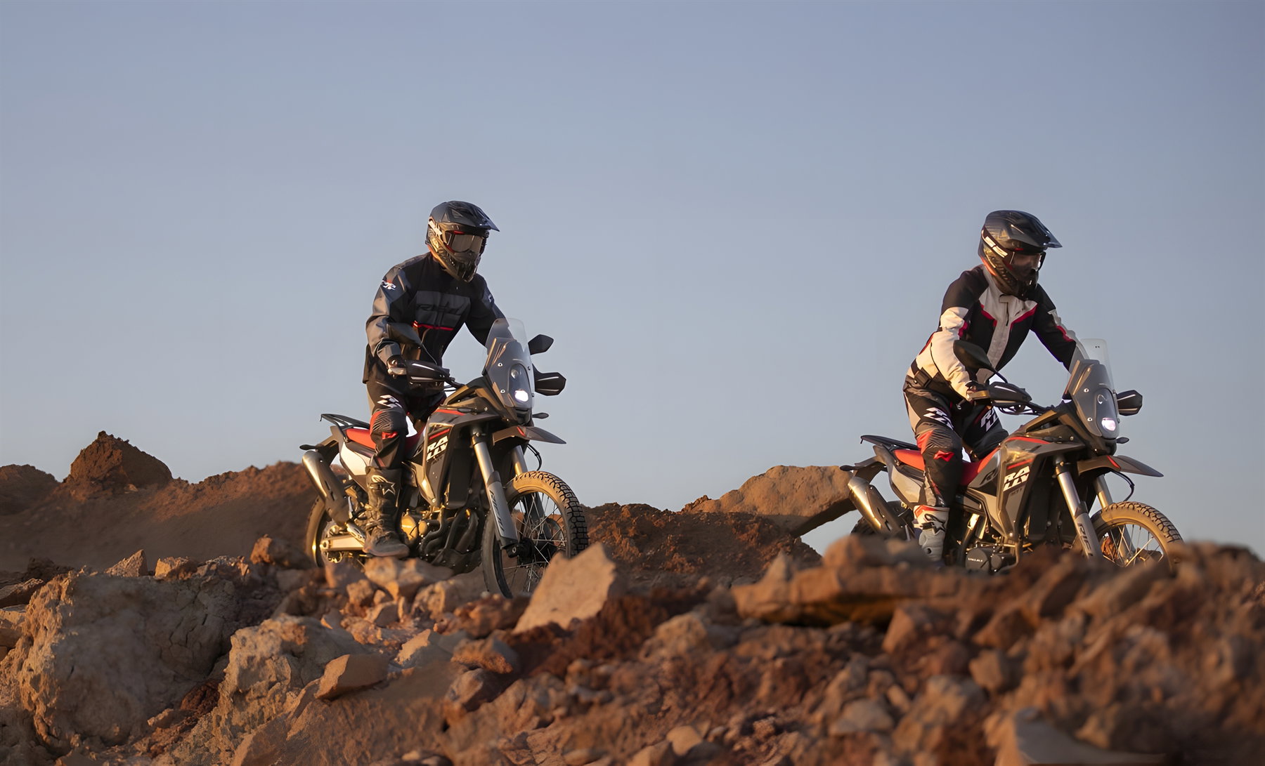 Rieju Aventura Rally 307 – Zwei Fahrer im Offroad-Gelände auf felsigem Untergrund mit Rieju Adventure-Motorrädern in Aktion