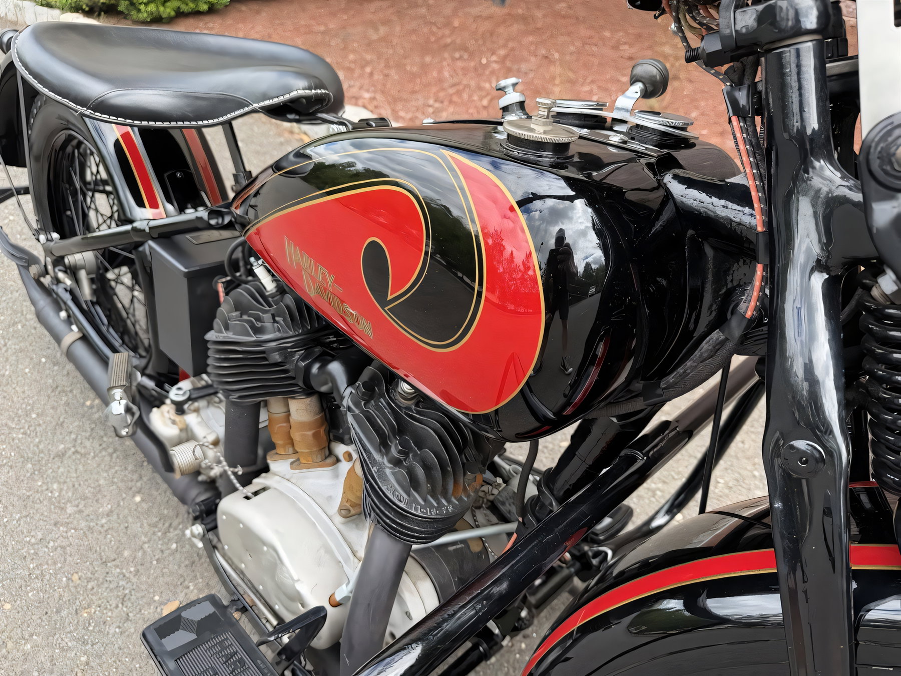 Steve McQueens Harley-Davidson VL: 75.000 Dollar trotz Standschaden 7 Steve McQueen 1931 Harley-Davidson VL – Tank mit Art-Deco-Dekor und Tankdeckel von rechts, Nahaufnahme