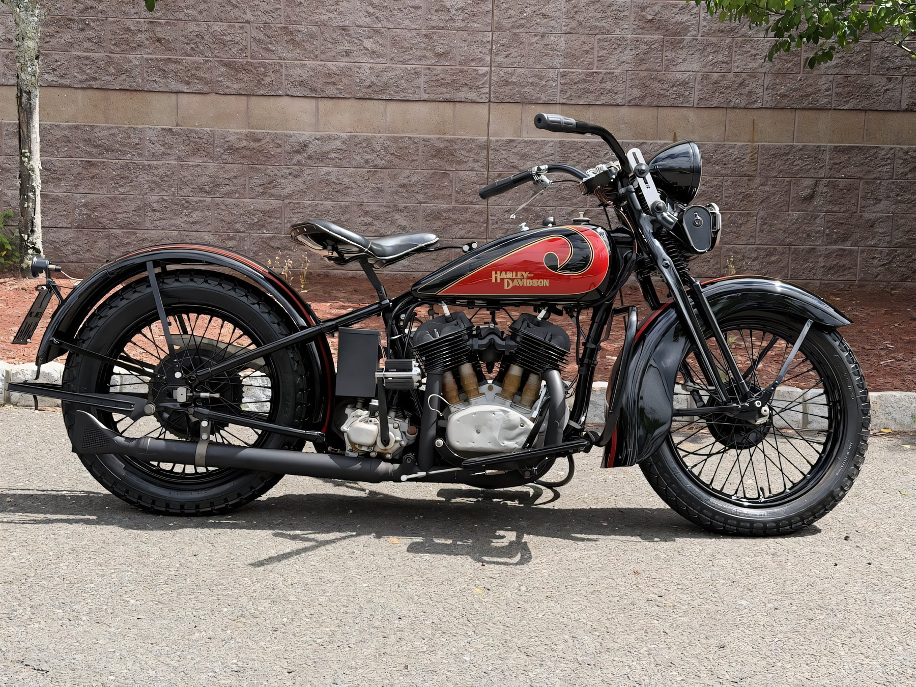 Steve McQueens Harley-Davidson VL: 75.000 Dollar trotz Standschaden 1 Steve McQueen 1931 Harley-Davidson VL – Komplette Seitenansicht von rechts vor Steinmauer