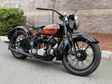Steve McQueen 1931 Harley-Davidson VL – Komplette Drei-Viertel-Ansicht von vorne rechts in Schwarz-Rot vor Steinmauer