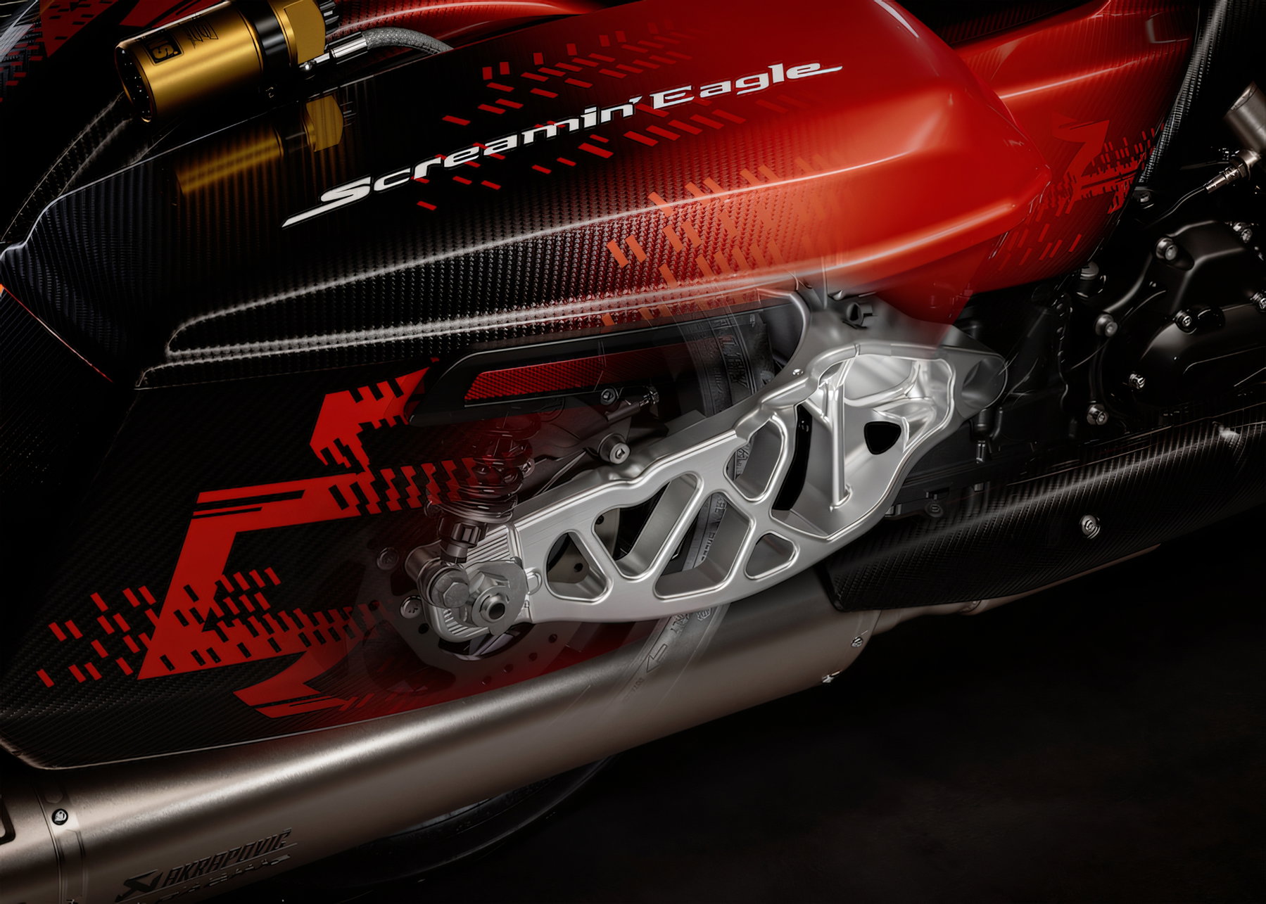 Harley-Davidson CVO Road Glide RR Screamin' Eagle – Detailansicht der Billet-Aluminium-Schwinge mit Carbon-Verkleidung in Rot-Schwarz, Öhlins-Federbein und Akrapovič-Auspuff