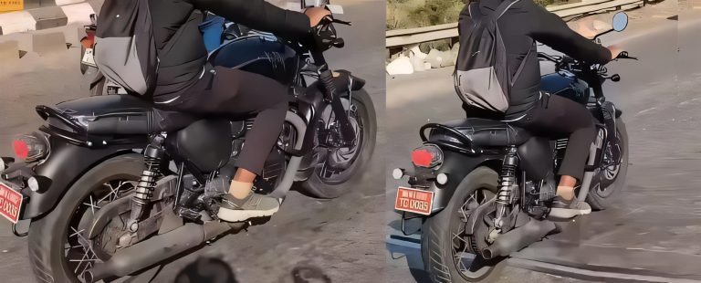Triumph Bonneville 400 2026 – Testfahrt-Spionageaufnahme mit Fahrer in Indien, Seitenansicht links und rechts mit rotem Testkennzeichen MH01 TC 0035