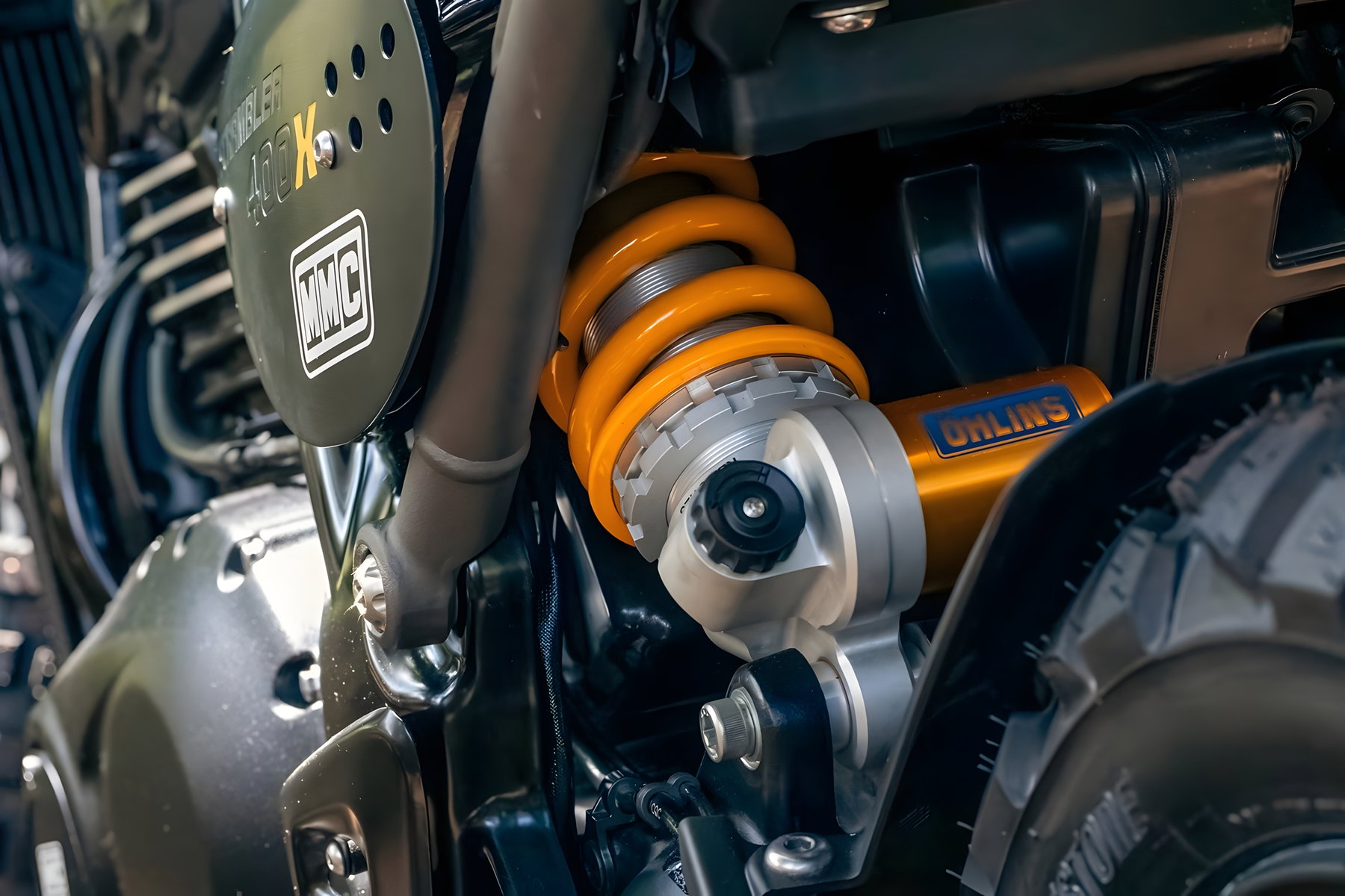 Triumph Scrambler 400X: Custom-Umbau spart 15 Kilo, Teile einzeln zu kaufen 6 Nahaufnahme des goldenen Öhlins Federbeins der Triumph Scrambler 400X Custom MMC