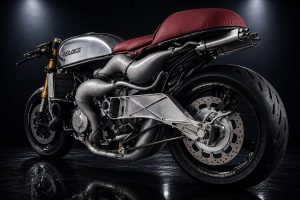 Veloce Aperion 2026 – Linkes Seitenprofil Studioaufnahme mit poliertem Tank und Veloce-Schriftzug, rotem Ledersitz, goldenen Öhlins-Gabeln, Gitterrohr-Schwinge und spiegelndem Boden