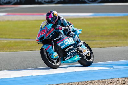 David Alonso auf der türkisfarbenen CFMOTO Aspar Kalex mit der Startnummer 80 in Fahraufnahme auf der Strecke – Moto2 Dutch TT Assen 2026
