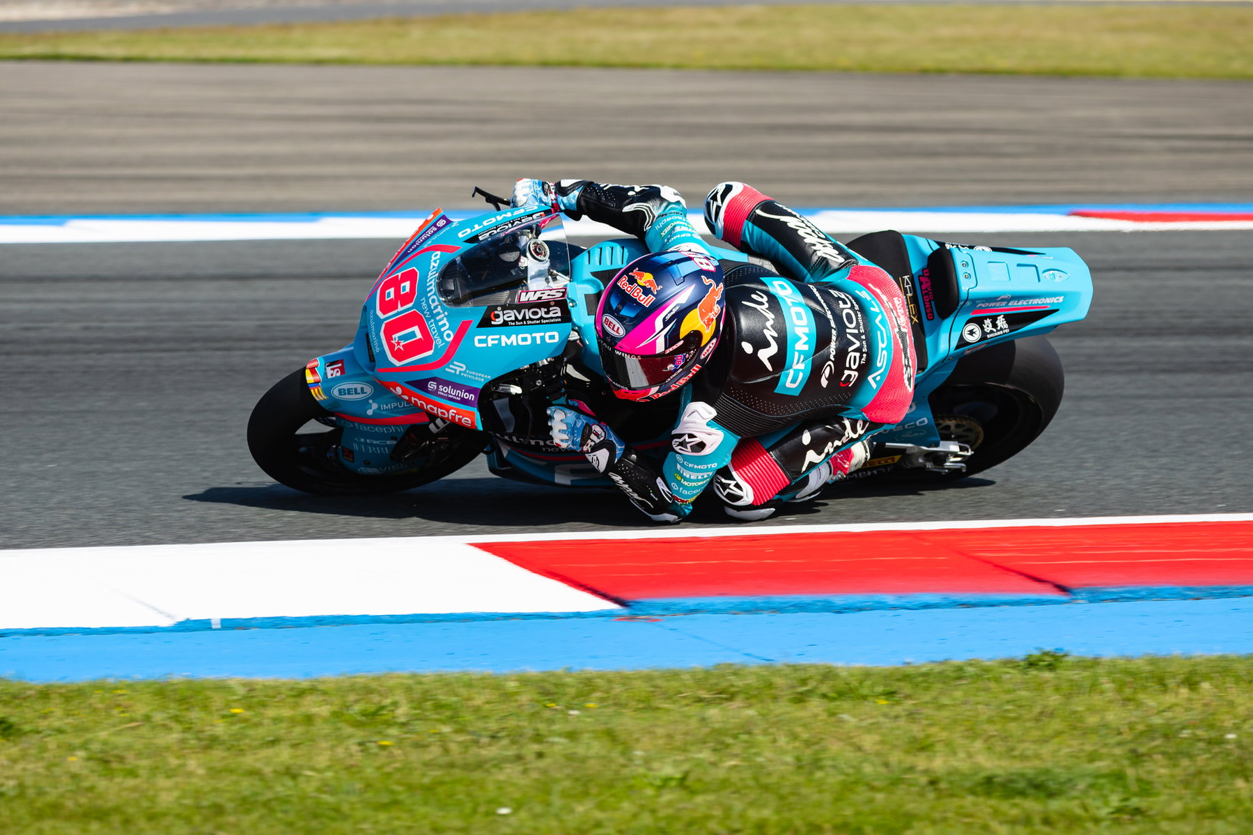 MotoGP-Rookies 2027: Warum Holgado und Agius den Sprung jetzt wagen 1 David Alonso in tiefer Schräglage mit Knie und Ellbogen nah am Asphalt auf der CFMOTO Aspar Kalex Nr. 80 in einer Kurve – Moto2 Dutch TT Assen 2026