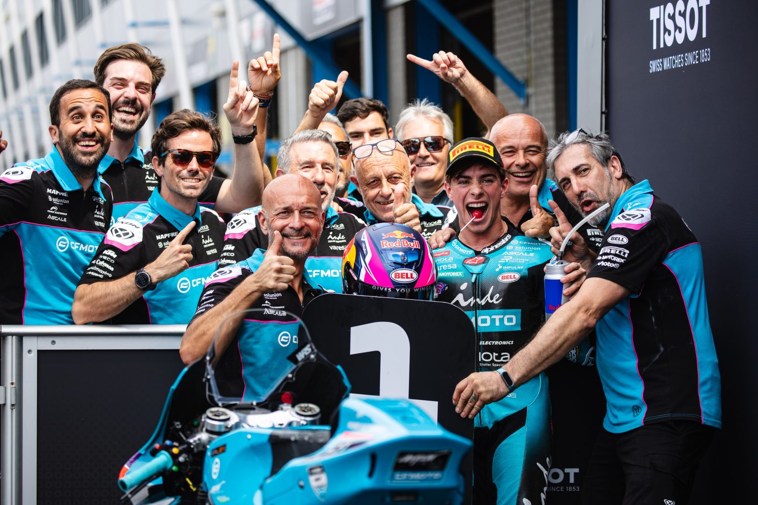 David Alonso feiert mit dem CFMOTO Aspar Team am Nr.-1-Schild im Parc fermé seine Pole-Position – Moto2 Dutch TT Assen 2026