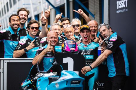 David Alonso feiert mit dem CFMOTO Aspar Team am Nr.-1-Schild im Parc fermé seine Pole-Position – Moto2 Dutch TT Assen 2026