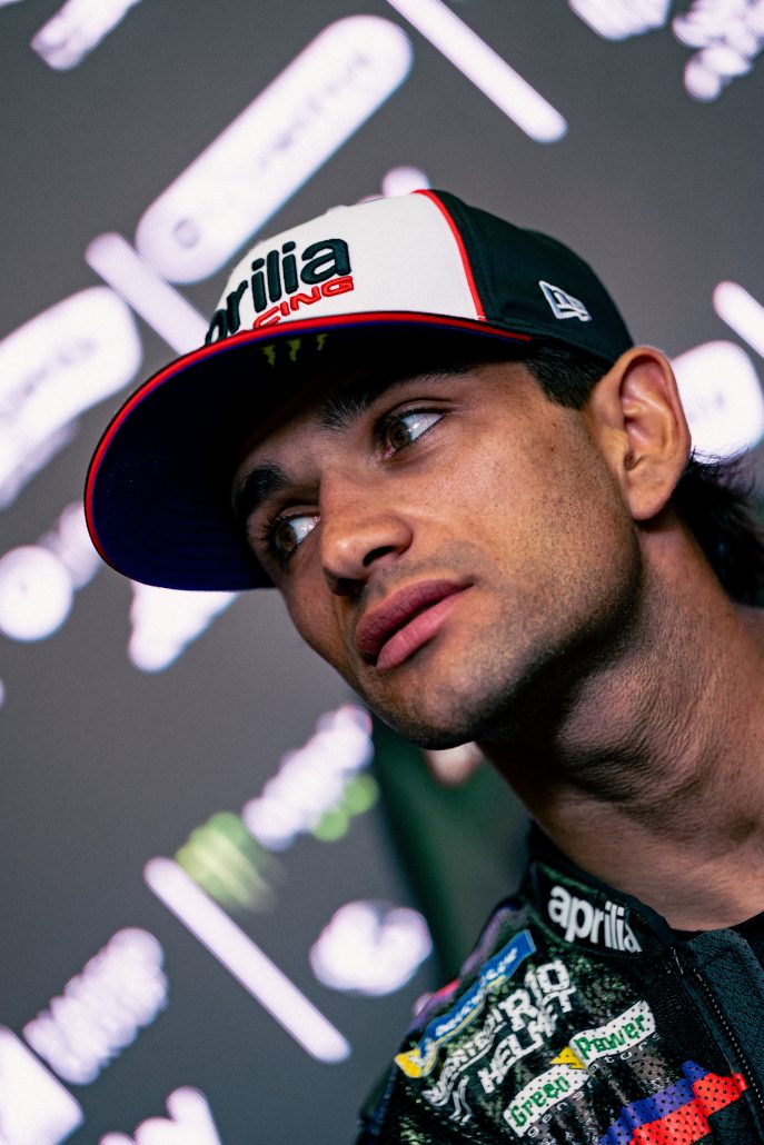 Sachsenring: Marquez Shrugs Off Crash to Set Fastest Time, Bagnaia Stuck in Q1 4 Jorge Martin mit Aprilia-Racing-Cap im Fahrerlager – MotoGP Deutschland GP Sachsenring 2026