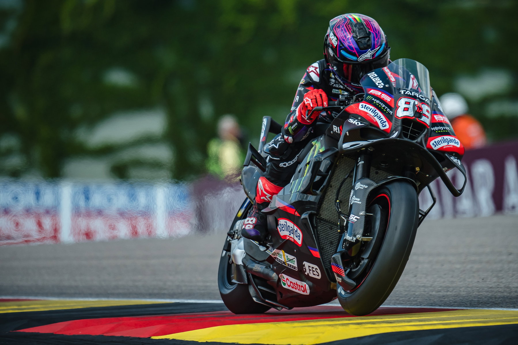 Jorge Martin beschleunigt mit angehobenem Vorderrad auf der Aprilia RS-GP – MotoGP Deutschland GP Sachsenring 2026