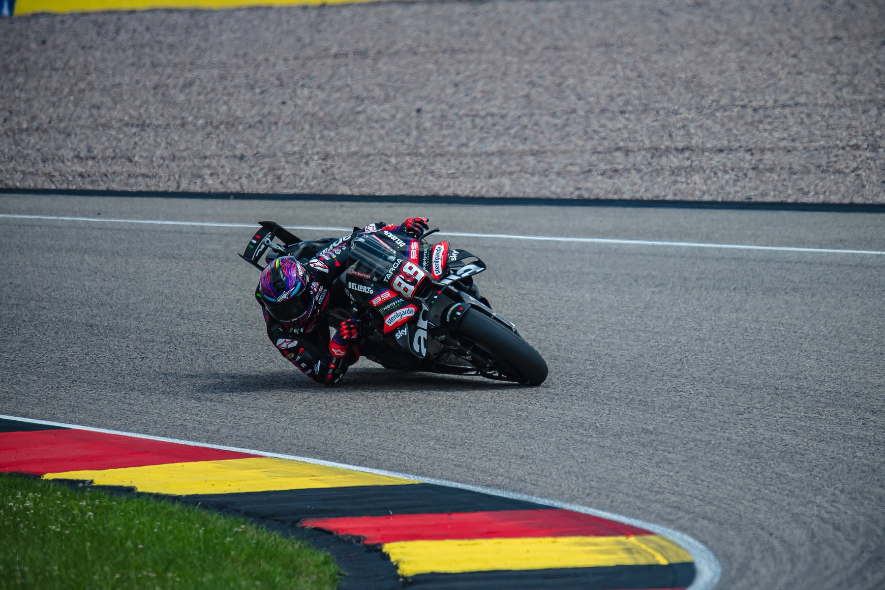 MotoGP 2026: Marquez Closes the Gap as Five Riders Chase the Title 4 Jorge Martin in Schräglage auf der Aprilia RS-GP am Kurvenausgang – MotoGP Deutschland GP Sachsenring 2026