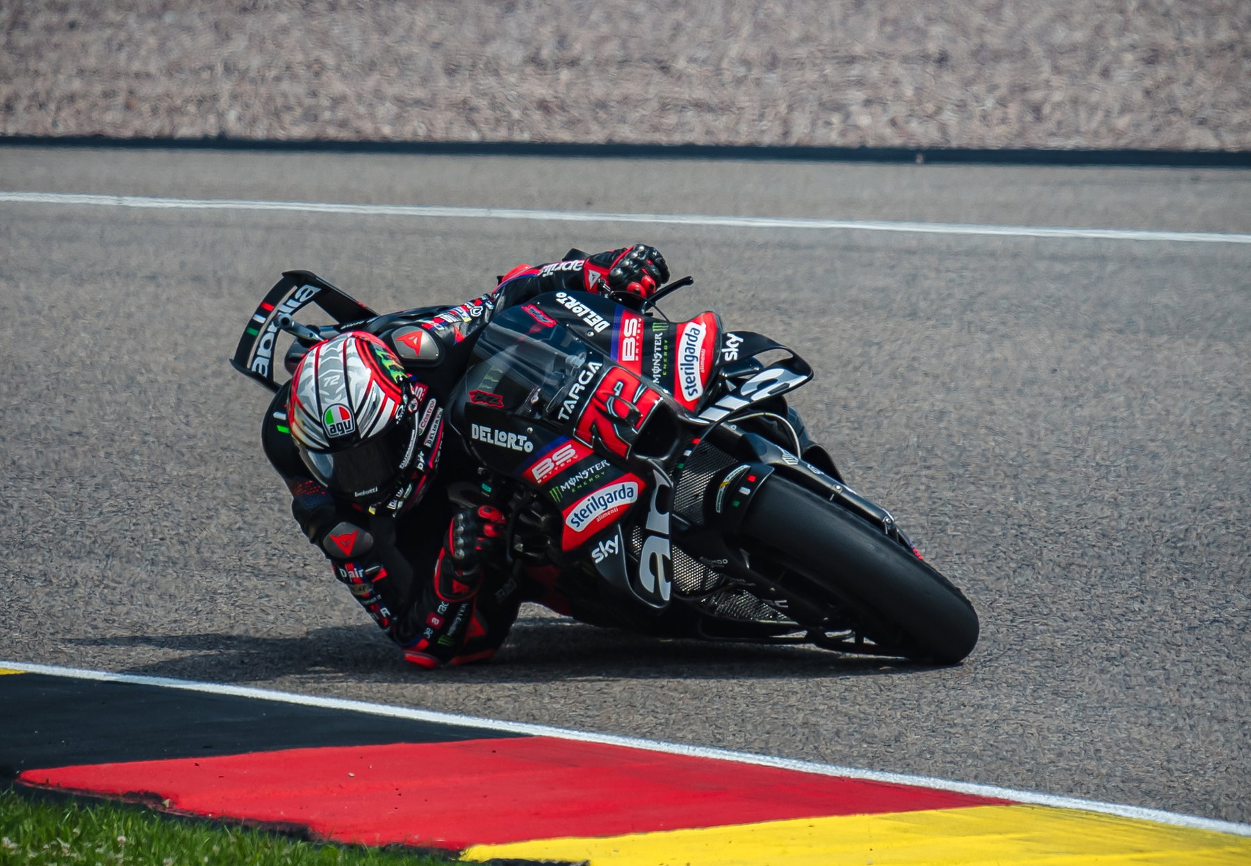 Marco Bezzecchi in Schräglage auf der Aprilia RS-GP – MotoGP Deutschland GP Sachsenring 2026
