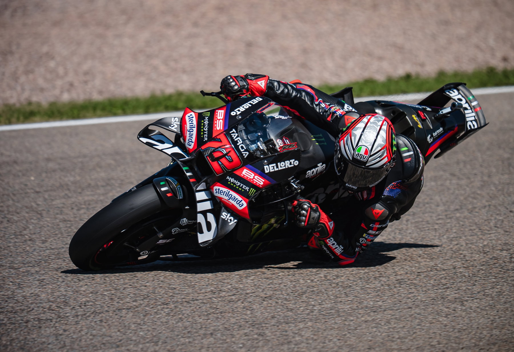 Marco Bezzecchi mit dem Knie am Boden auf der Aprilia RS-GP in der Kurve – MotoGP Deutschland GP Sachsenring 2026
