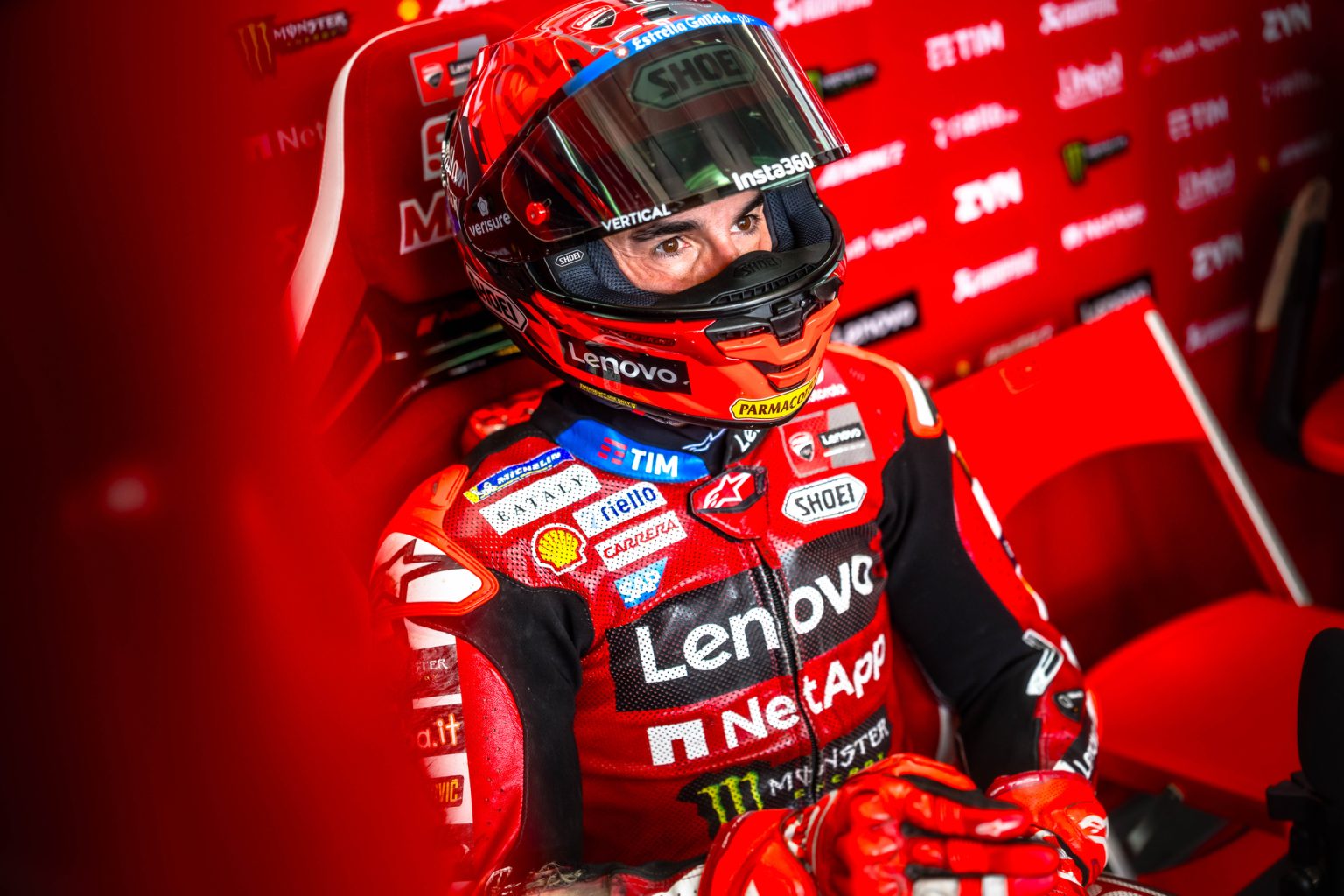 Marc Marquez in Ducati-Lenovo-Lederkombi mit Helm in der Box – MotoGP Deutschland GP Sachsenring 2026