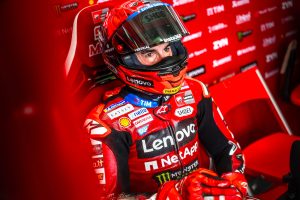 Marc Marquez in Ducati-Lenovo-Lederkombi mit Helm in der Box – MotoGP Deutschland GP Sachsenring 2026
