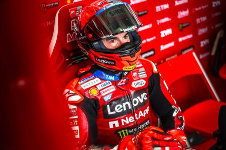 Marc Marquez in Ducati-Lenovo-Lederkombi mit Helm in der Box – MotoGP Deutschland GP Sachsenring 2026