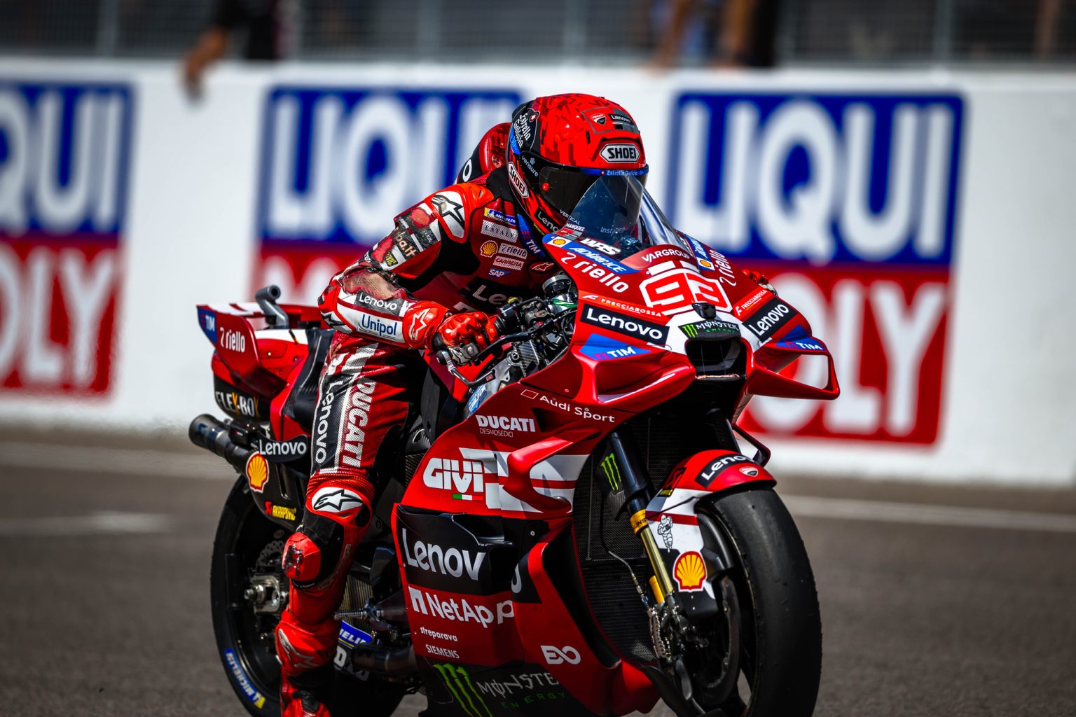 Sachsenring: Marquez Shrugs Off Crash to Set Fastest Time, Bagnaia Stuck in Q1 Marc Marquez in Schräglage auf der Ducati Desmosedici GP – MotoGP Deutschland GP Sachsenring 2026