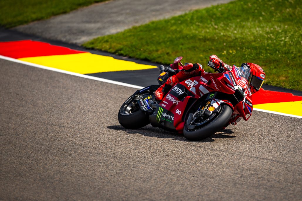 Sachsenring: Marquez Shrugs Off Crash to Set Fastest Time, Bagnaia Stuck in Q1 3 Marc Marquez mit dem Ellbogen am Boden auf der Ducati Desmosedici GP – MotoGP Deutschland GP Sachsenring 2026