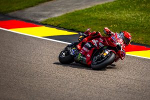 Marc Marquez mit dem Ellbogen am Boden auf der Ducati Desmosedici GP – MotoGP Deutschland GP Sachsenring 2026