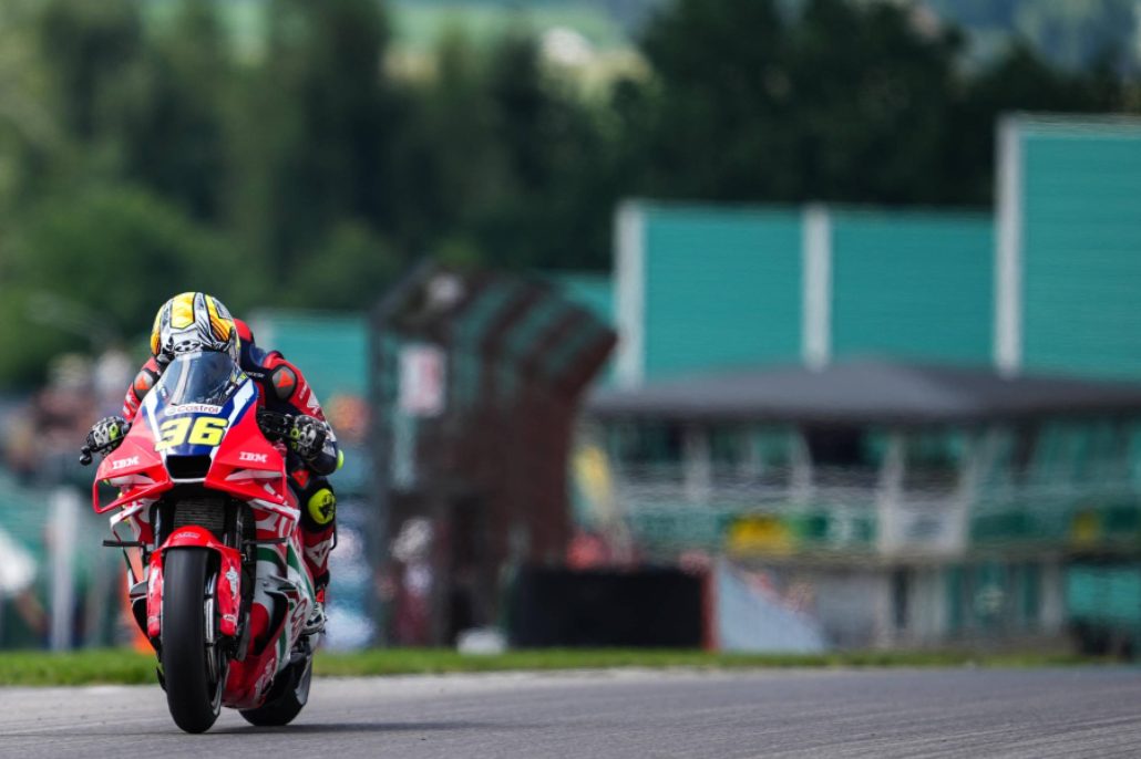 Honda MotoGP 2026: 109 statt 141 Punkte, der Blick geht schon auf 2027 3 Joan Mir auf der Honda RC213V in der Kurve vor der Tribüne – MotoGP Deutschland GP Sachsenring 2026