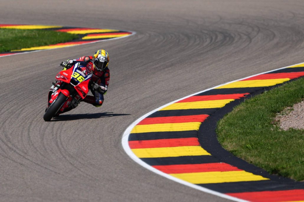 Joan Mir auf der Honda RC213V über die Randsteine am Sachsenring – MotoGP Deutschland GP Sachsenring 2026