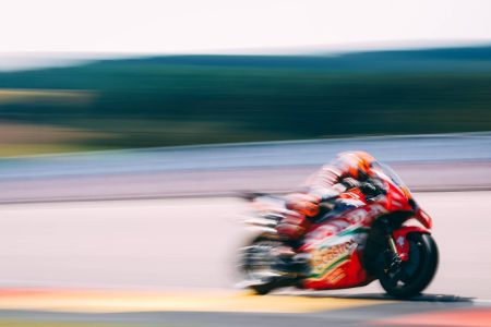 Luca Marini auf der Honda RC213V bei voller Fahrt mit Bewegungsunschärfe – MotoGP Deutschland GP Sachsenring 2026