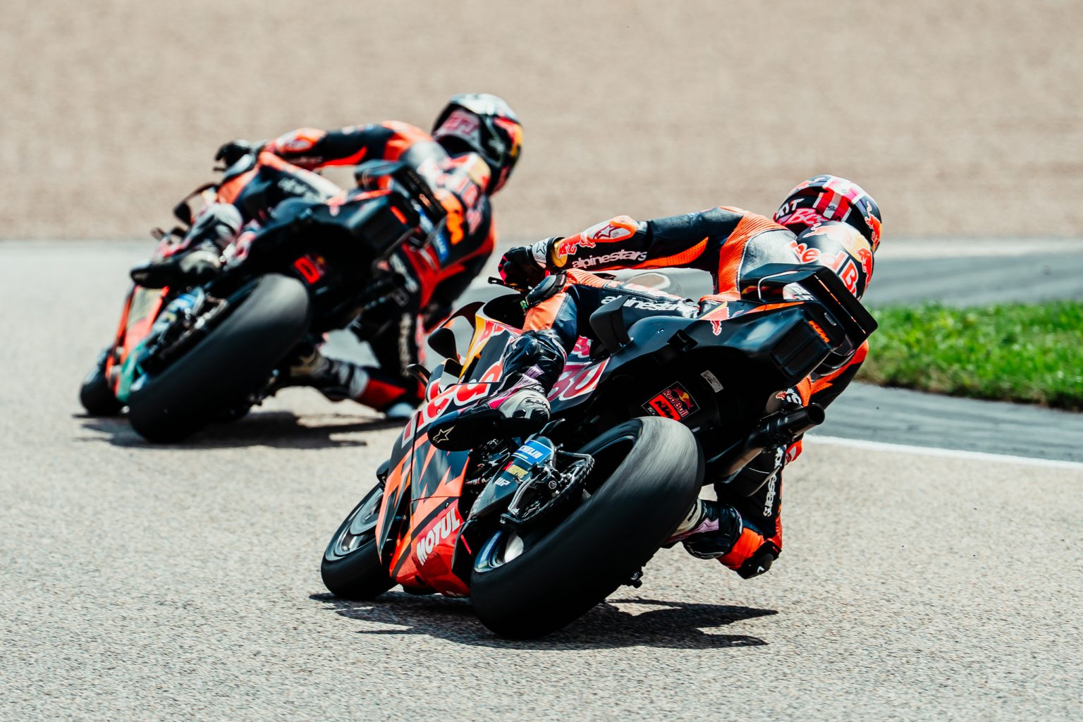 KTM steckt im Motorenrätsel: Rivalen blockieren die Reparatur Enea Bastianini auf der Red Bull KTM Tech3 RC16 in der Kurve – MotoGP Deutschland GP Sachsenring 2026