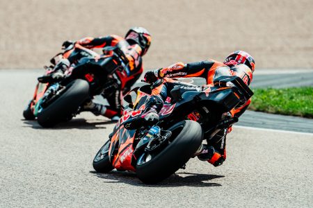KTM Stuck in Engine Mystery: Rivals Block the Repair Enea Bastianini auf der Red Bull KTM Tech3 RC16 in der Kurve – MotoGP Deutschland GP Sachsenring 2026