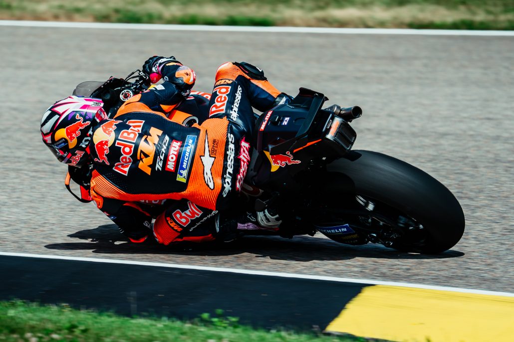 KTM steckt im Motorenrätsel: Rivalen blockieren die Reparatur 1 Enea Bastianini in Schräglage auf der KTM RC16 – MotoGP Deutschland GP Sachsenring 2026