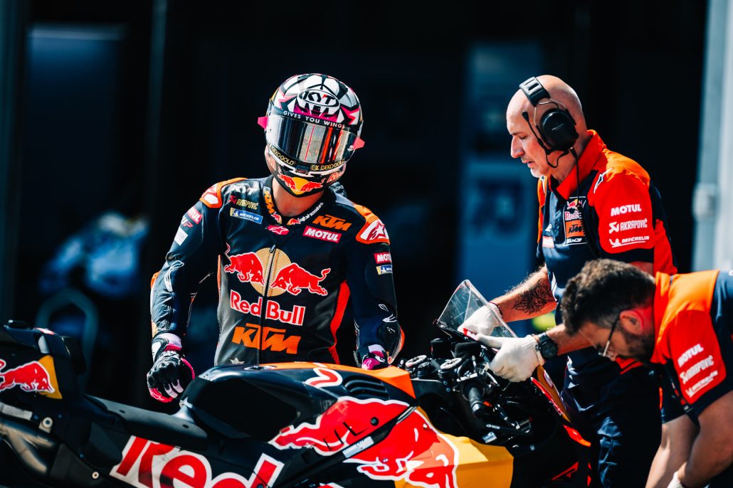 KTM steckt im Motorenrätsel: Rivalen blockieren die Reparatur 6 Enea Bastianini auf seiner Red Bull KTM Tech3 RC16 in der Box – MotoGP Deutschland GP Sachsenring 2026