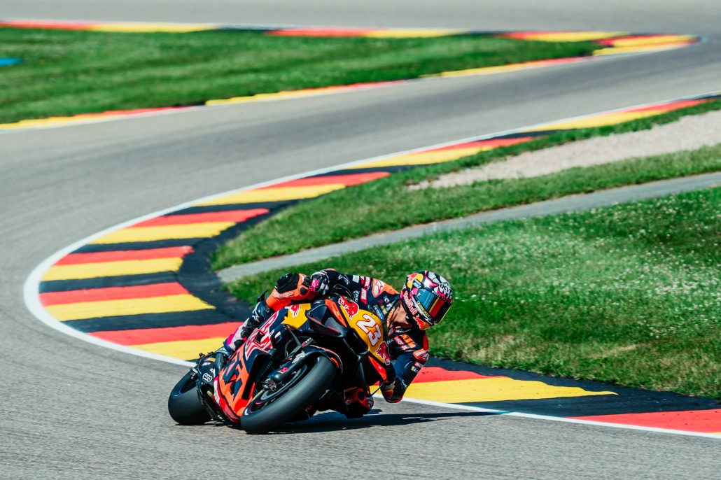 Ducati fällt aus Rang A: Aprilia jetzt gleichauf im Titelkampf 1 Enea Bastianini auf der KTM RC16 über die Randsteine am Sachsenring – MotoGP Deutschland GP Sachsenring 2026