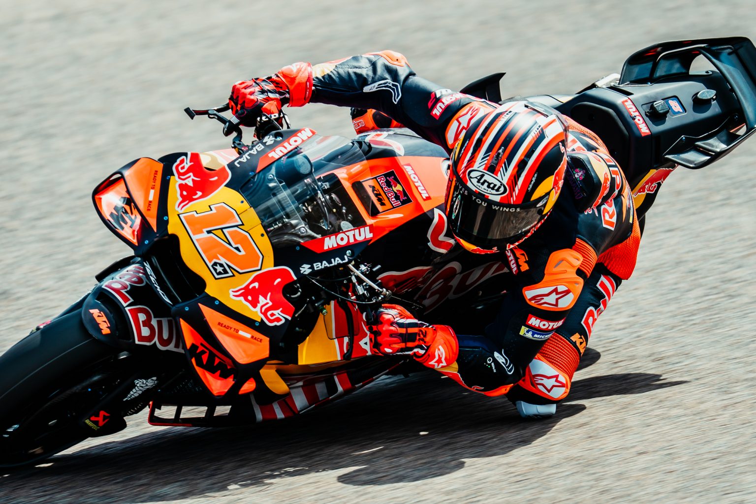 Vinales kontert KTM-Gerüchte: Warum die Schulter jetzt entscheidet Maverick Vinales in Schräglage auf der Red Bull KTM Tech3 RC16 – MotoGP Deutschland GP Sachsenring 2026