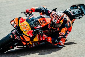 Maverick Vinales in Schräglage auf der Red Bull KTM Tech3 RC16 – MotoGP Deutschland GP Sachsenring 2026