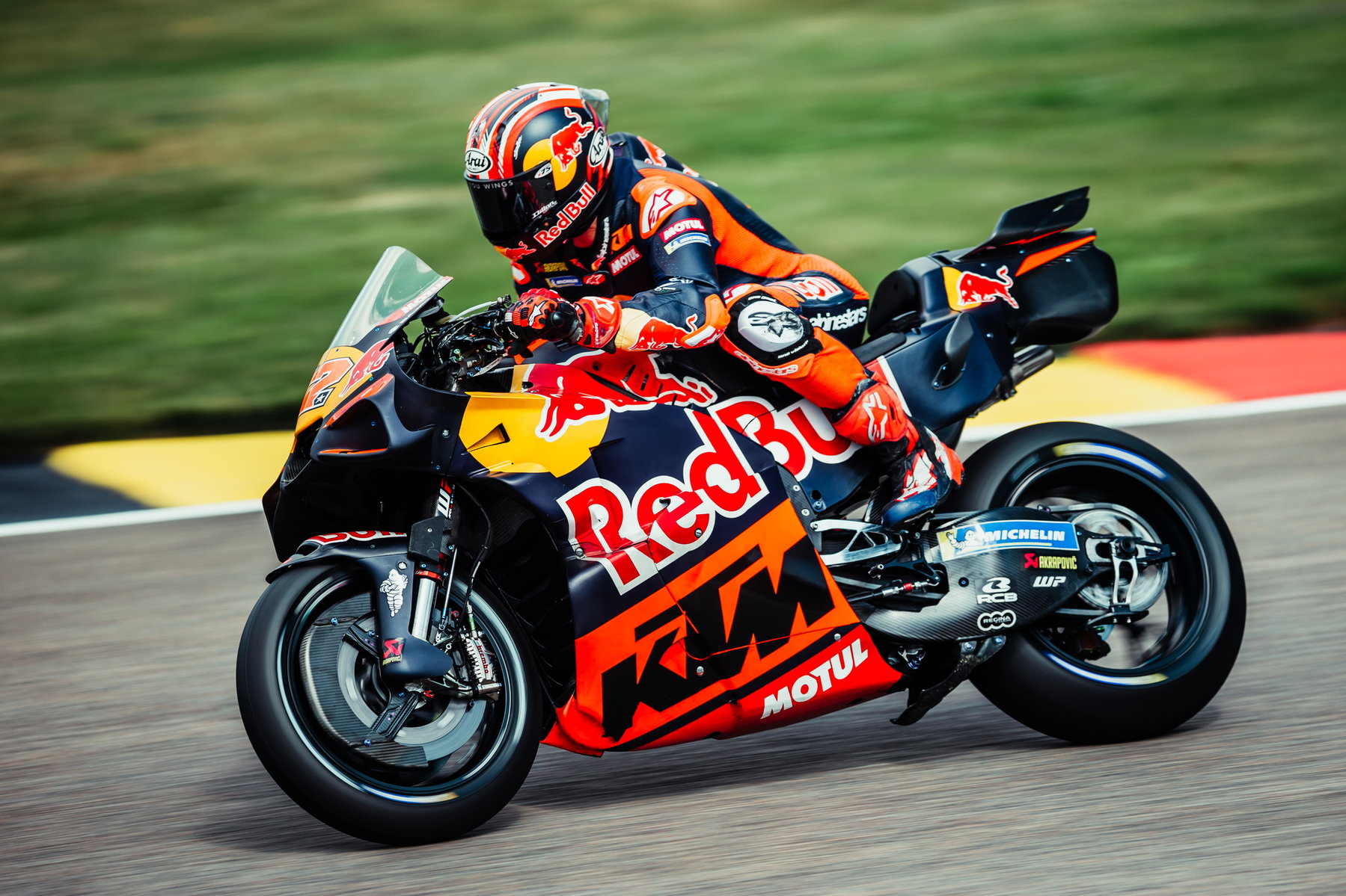 Maverick Vinales beschleunigt mit angehobenem Vorderrad auf der KTM RC16 – MotoGP Deutschland GP Sachsenring 2026