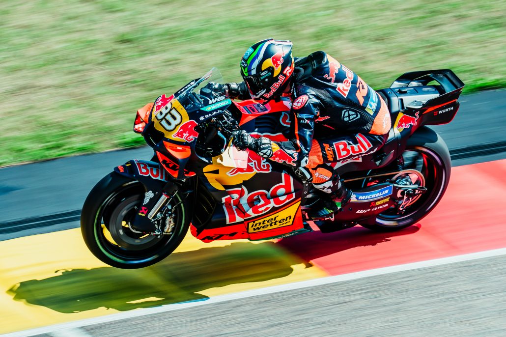 Brad Binder beschleunigt auf der Red Bull KTM RC16 aus der Kurve – MotoGP Deutschland GP Sachsenring 2026