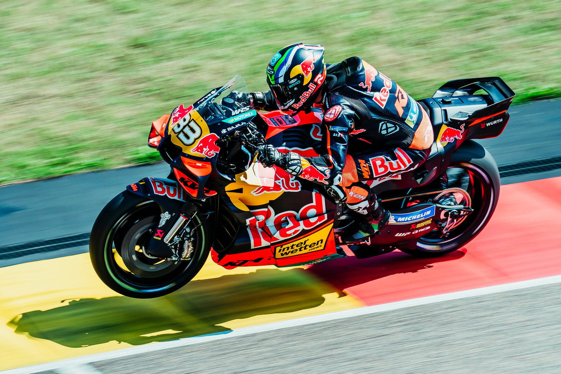 Brad Binder beschleunigt auf der Red Bull KTM RC16 aus der Kurve – MotoGP Deutschland GP Sachsenring 2026