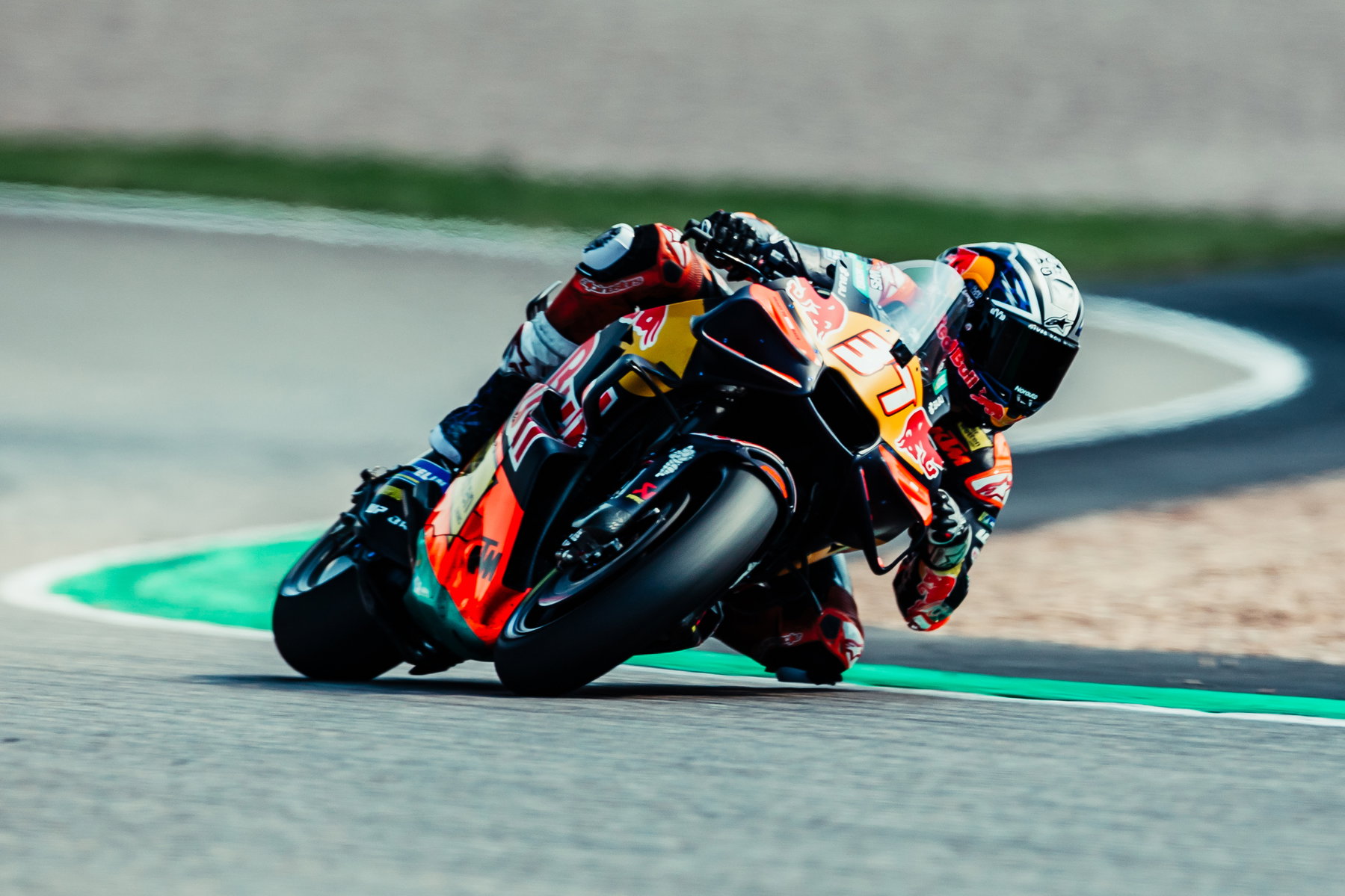 KTM 790 RC und 490 RC bestätigt: MotoGP rückt in die Mittelklasse 5 Pedro Acosta in Schräglage auf der Red Bull KTM RC16 – MotoGP Deutschland GP Sachsenring 2026