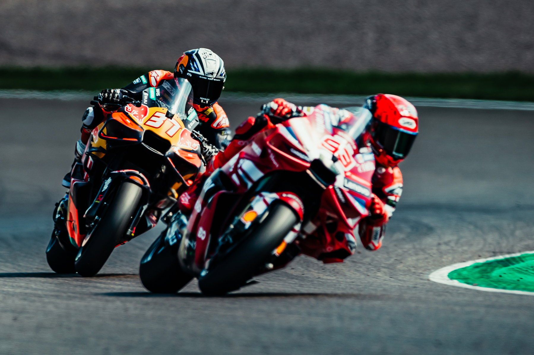 Pedro Acosta ohne Freunde im Fahrerlager: Was Ducati 2027 erwartet 4 Pedro Acosta im Zweikampf mit einer Ducati auf der KTM RC16 – MotoGP Deutschland GP Sachsenring 2026