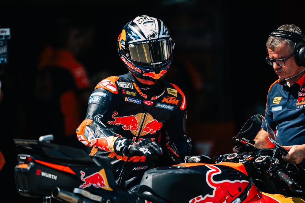 Sachsenring: Warum Alex Marquez und Di Giannantonio wirklich stürzten 4 Pedro Acosta auf seiner Red Bull KTM RC16 in der Box – MotoGP Deutschland GP Sachsenring 2026