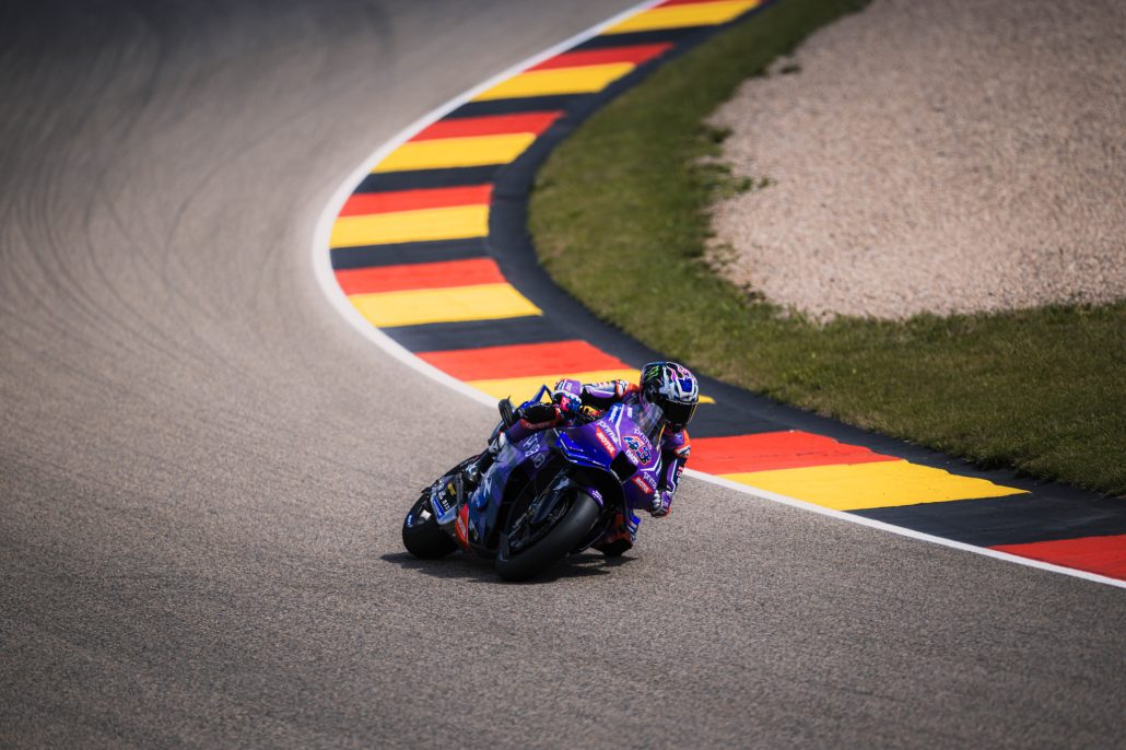 Ducati fällt aus Rang A: Aprilia jetzt gleichauf im Titelkampf 5 Jack Miller in Schräglage auf der Prima-Pramac-Yamaha YZR-M1 – MotoGP Deutschland GP Sachsenring 2026