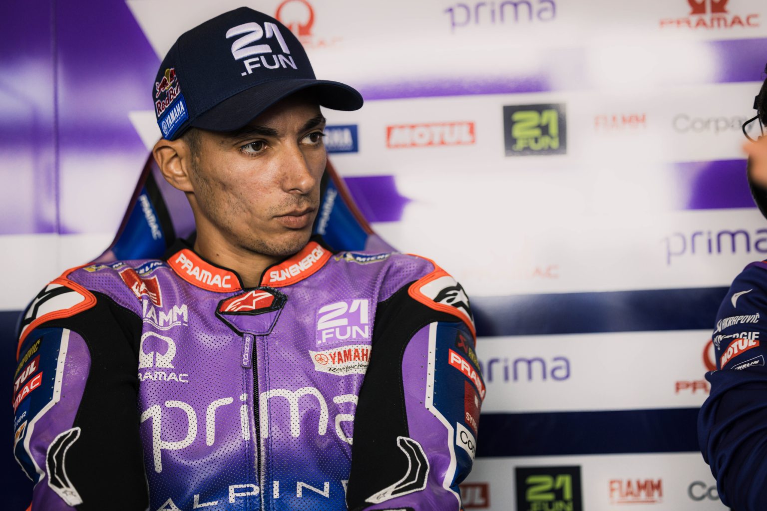 Toprak Razgatlioglu in Prima-Pramac-Yamaha-Lederkombi im Fahrerlager – MotoGP Deutschland GP Sachsenring 2026