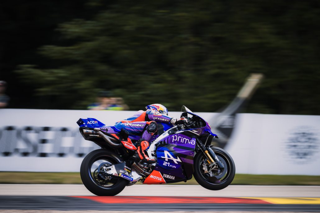 Toprak Razgatlioglu in Seitenansicht auf der Prima-Pramac-Yamaha YZR-M1 – MotoGP Deutschland GP Sachsenring 2026