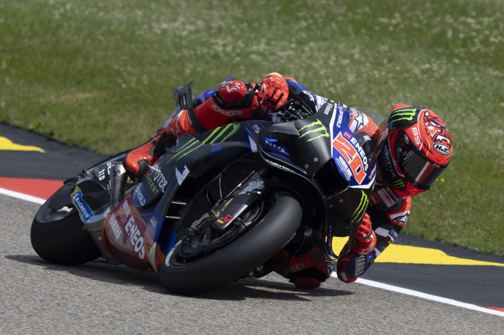 Quartararo wechselt zu Honda: Was hinter dem MotoGP-Coup steckt 1 Fabio Quartararo in Schräglage auf der Monster-Yamaha YZR-M1 – MotoGP Deutschland GP Sachsenring 2026