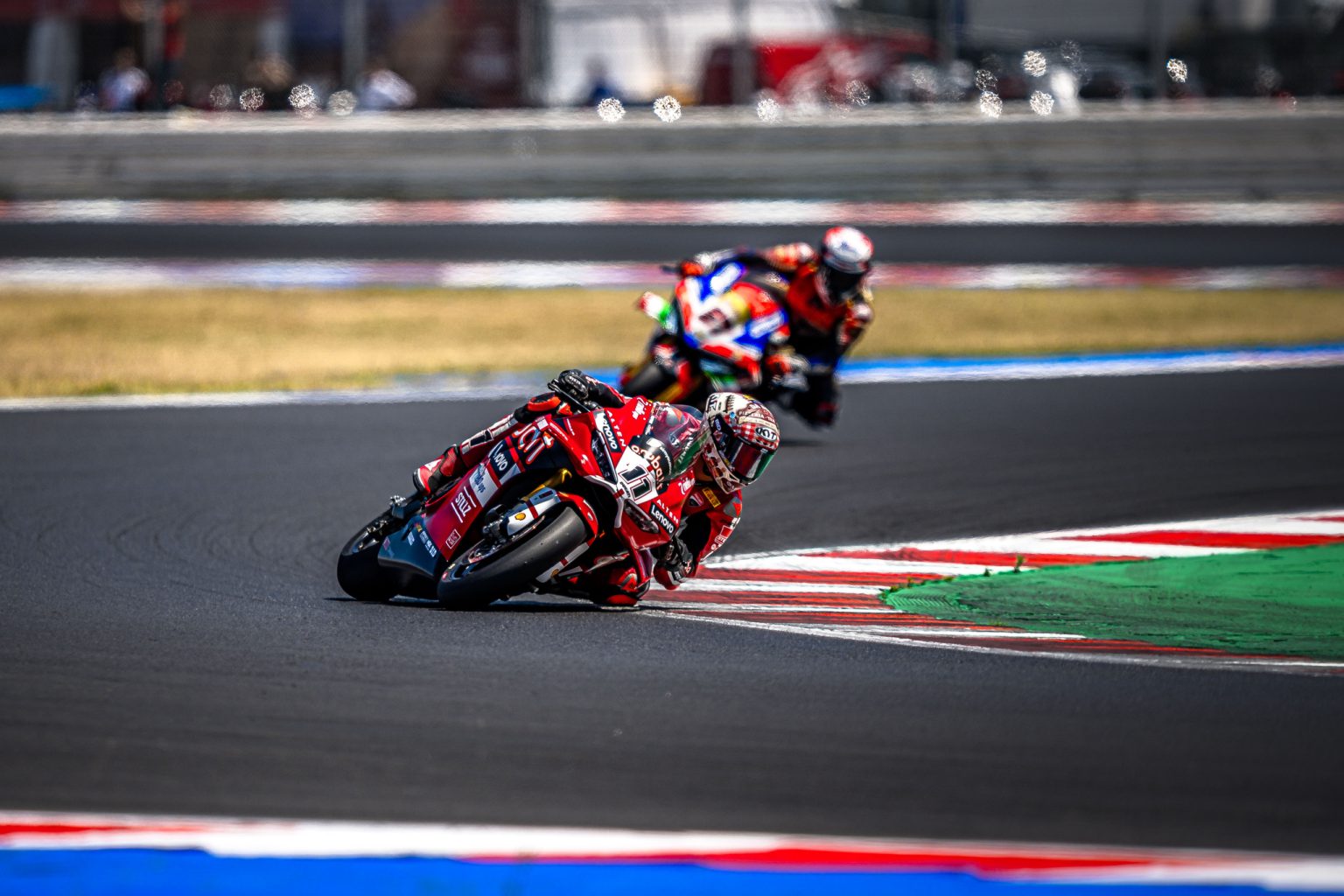 Nicolò Bulega auf der roten Ducati Panigale V4 in Schräglage in Führung – Lenovo Race of Champions, World Ducati Week Misano 2026