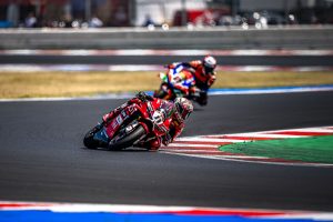 Nicolò Bulega auf der roten Ducati Panigale V4 in Schräglage in Führung – Lenovo Race of Champions, World Ducati Week Misano 2026
