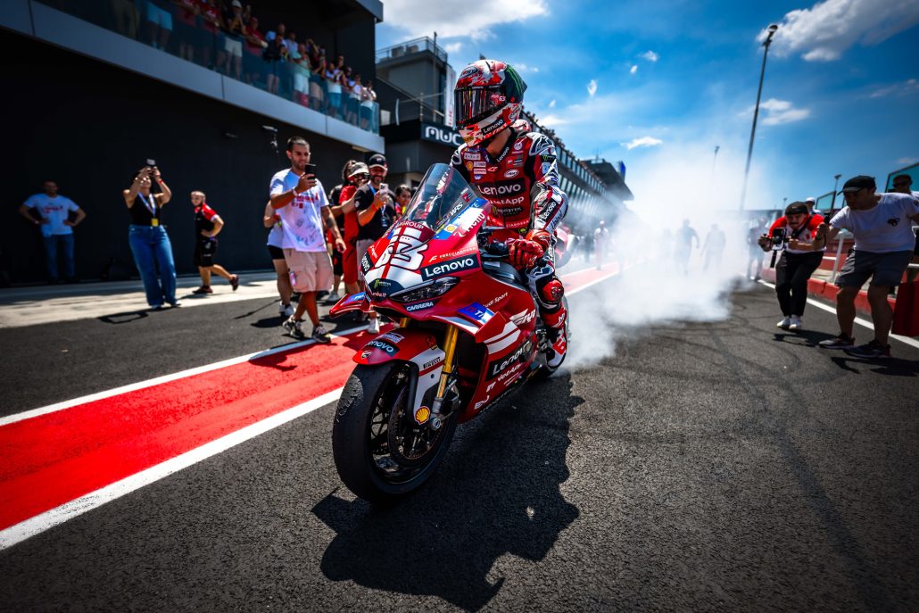 Race of Champions: Bulega schlägt die MotoGP-Stars in Misano 3 Francesco Bagnaia auf der Ducati Panigale V4 in Ducati-Lenovo-Lackierung mit Reifenqualm in der Boxengasse – Lenovo Race of Champions, World Ducati Week Misano 2026