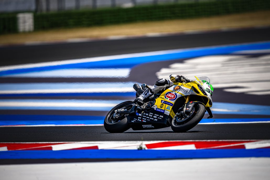 Race of Champions: Bulega schlägt die MotoGP-Stars in Misano 6 Lorenzo Baldassarri auf der gelben Ducati Panigale V4 in Schräglage auf dem Misano World Circuit – Lenovo Race of Champions, World Ducati Week 2026